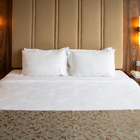 Zenith Hotel Putrajaya Exterior foto A bed with two pillows
