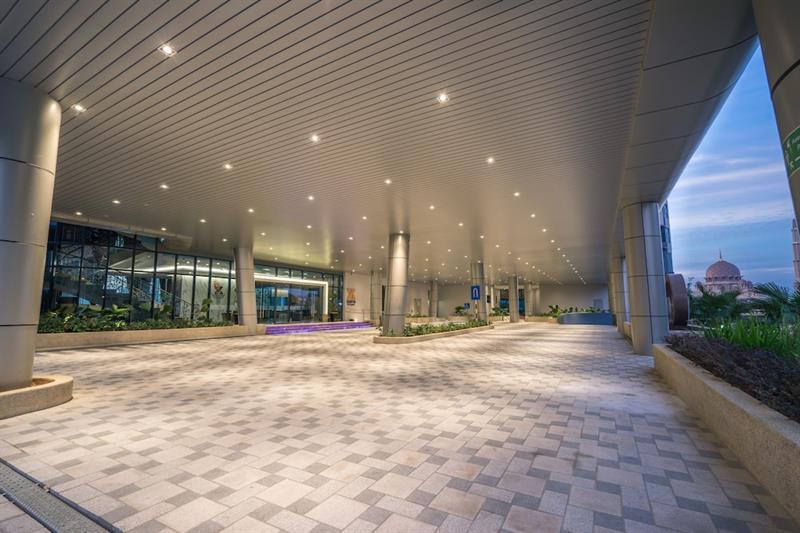 Zenith Hotel Putrajaya Exterior foto The drop-off area at the main entrance of the terminal