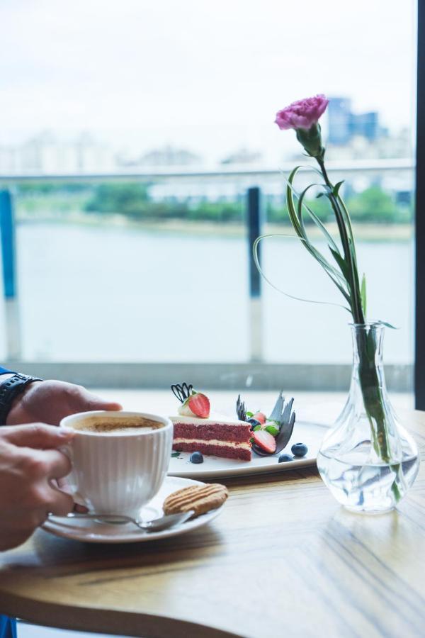Zenith Hotel Putrajaya Exterior foto A coffee and cake at the café