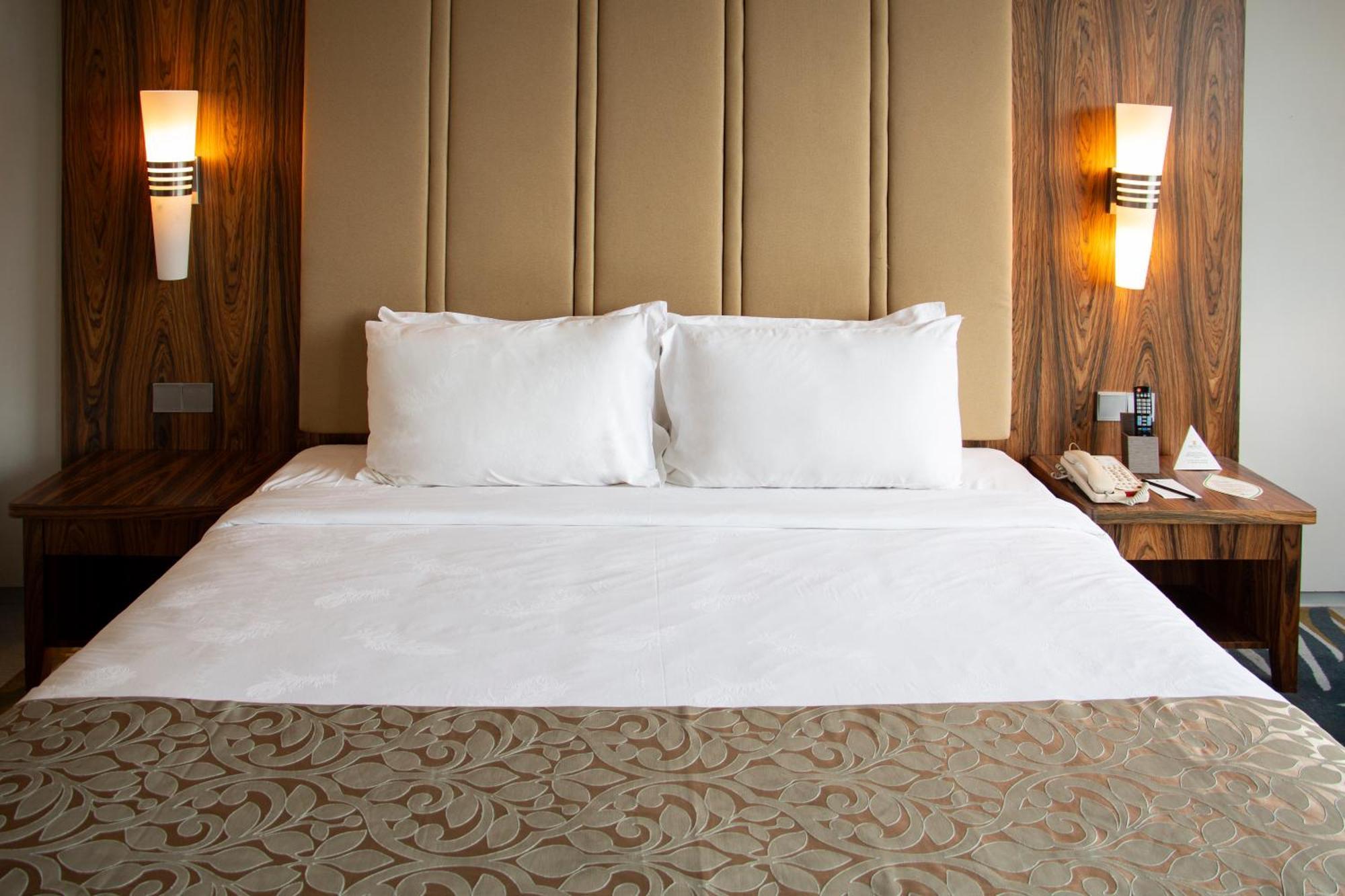Zenith Hotel Putrajaya Exterior foto A bed with two pillows