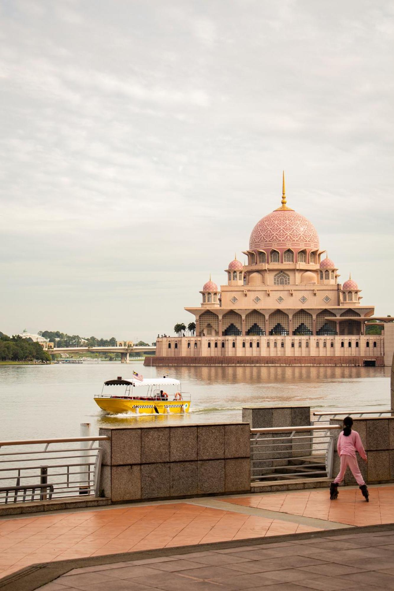 Zenith Hotel Putrajaya Exterior foto Putra Mosque